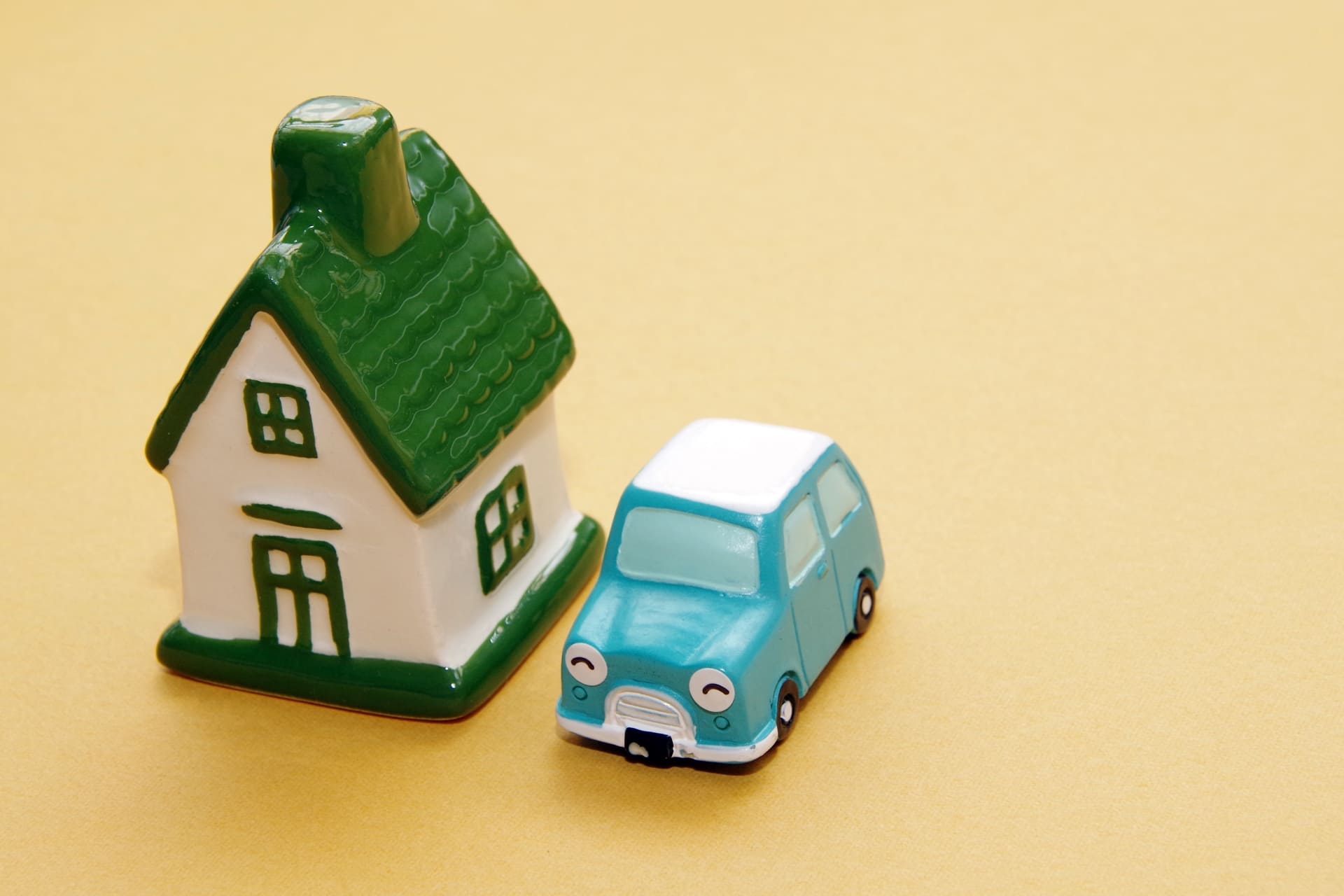 家と車のミニチュア人形