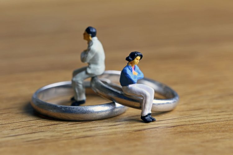 外した指輪と夫婦