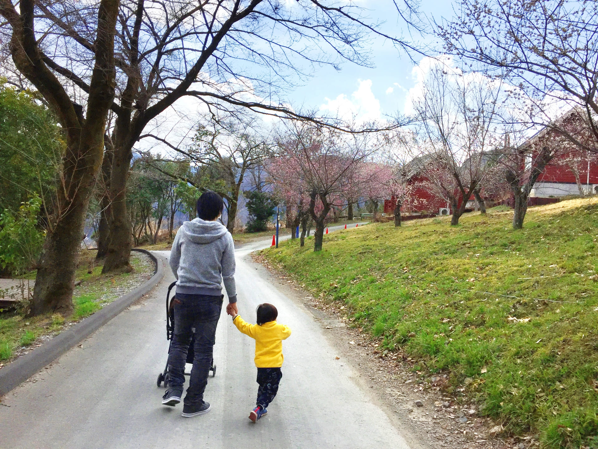 散歩する父親と子供